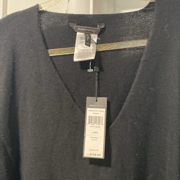 🆕Women’s BCBG Masha Oversized V-neck sweater in Black. NWT - Picture 4 of 7